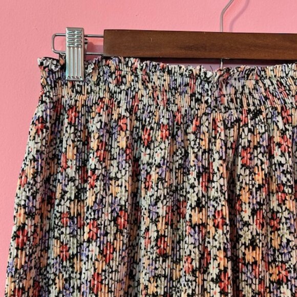 ASOS DESIGN plisse shorts in dark based floral - US 6 - Picture 3 of 10